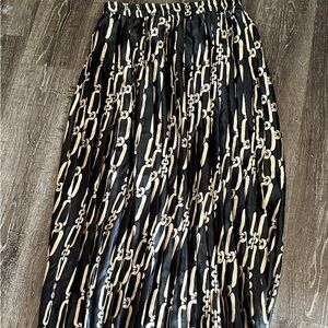 Chic Chain Print Maxi Skirt in Black and Cream